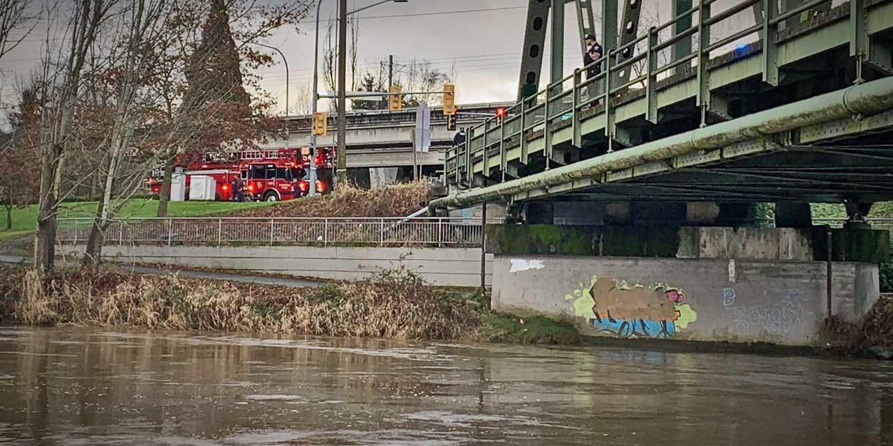 Man wanted in connection with fraud jumps into Duwamish River, disappears Tuesday